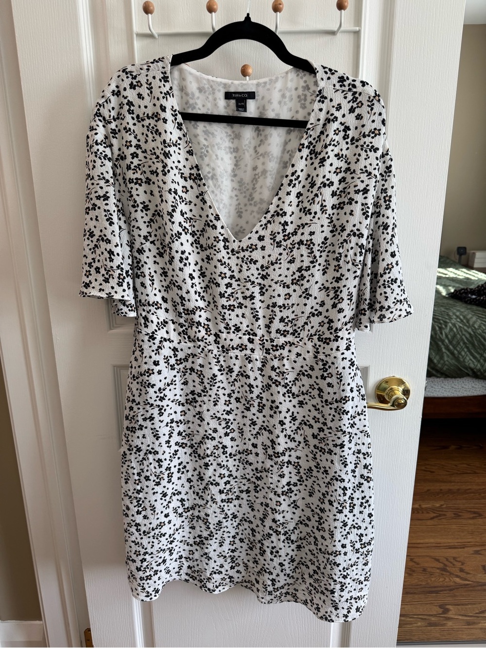 RW&CO White Floral V-Neck Short Sleeve Dress